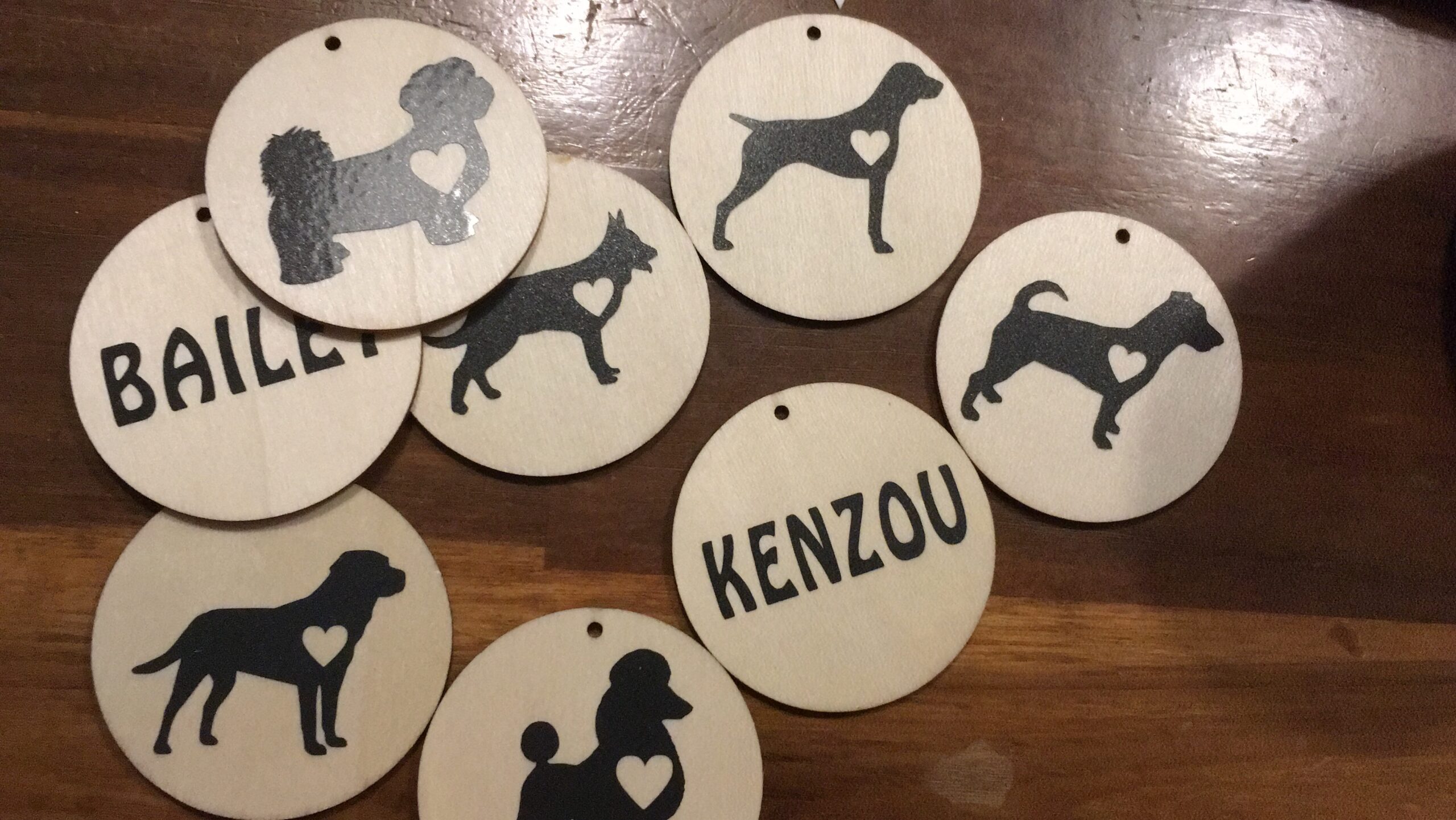 Houten kerstbal met sticker